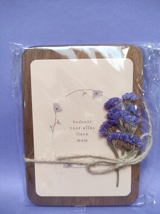 Kaart op plank en droogbloemen moeder
