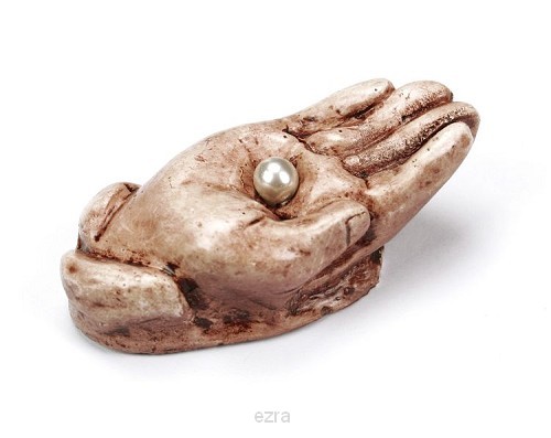 Beeld hand met parel bruin  zt*