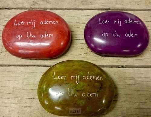 Leer mij ademen op Uw adem groen steen