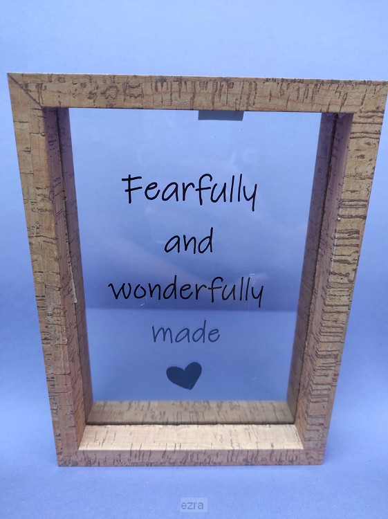 Lijst met tekst op glas fearfully and wo