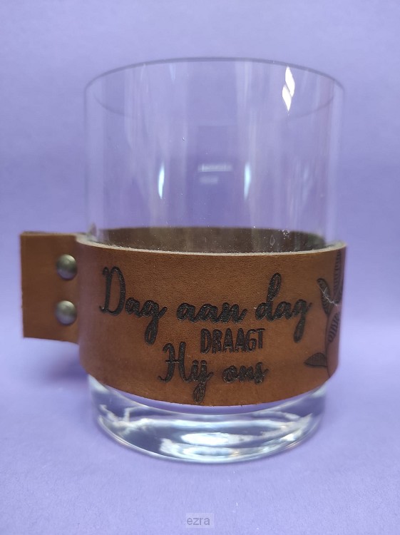 Dag aan dag draagt hij ons - bruin